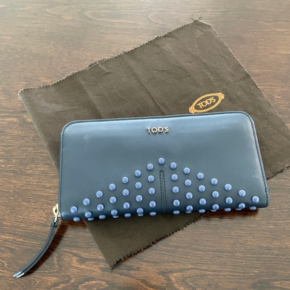 Tod’s zip around fine leather Wallet - Picture 1 of 10